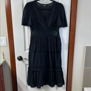 Lulu's Black V‑Neck Tiered Midi Dress